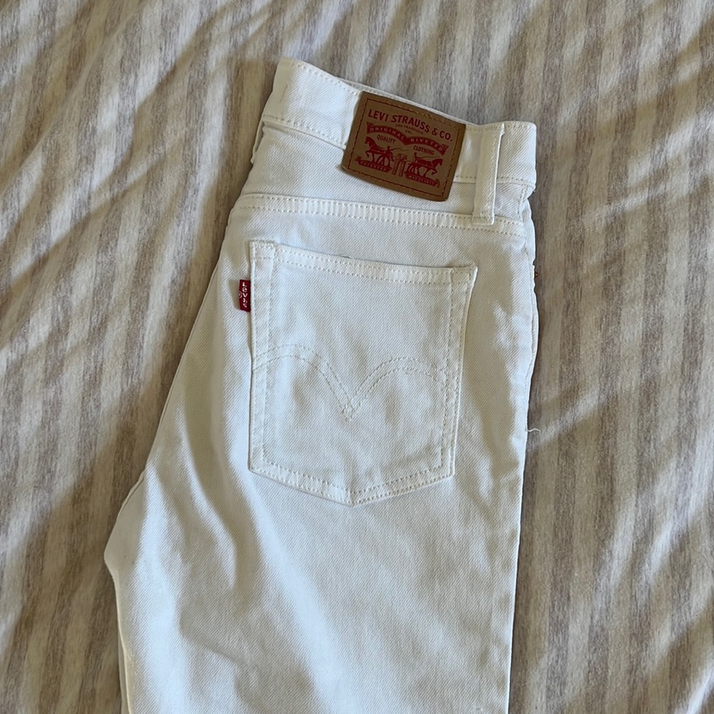 White High-Waisted Levi’s